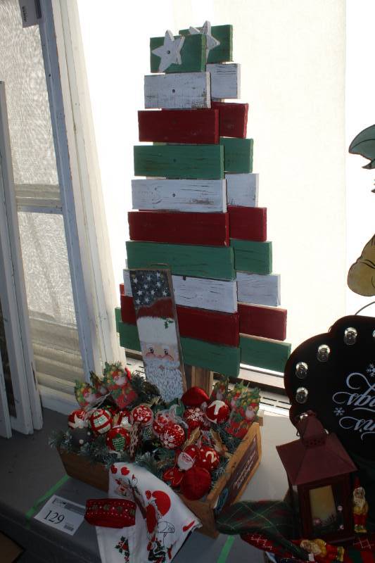 lot 129 image: Christmas Dcor