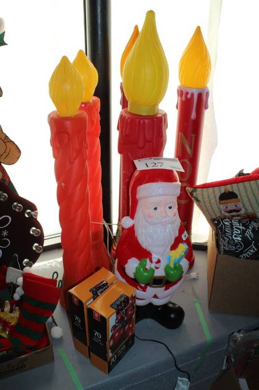 lot 127 image: Christmas Dcor