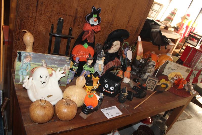 lot 72 image: Halloween Dcor