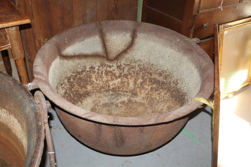 lot 3 image: Large Farm Cauldron No Stand
