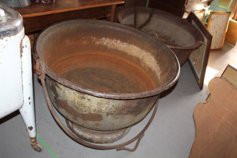 lot 4 image: Large Farm Cauldron No Stand