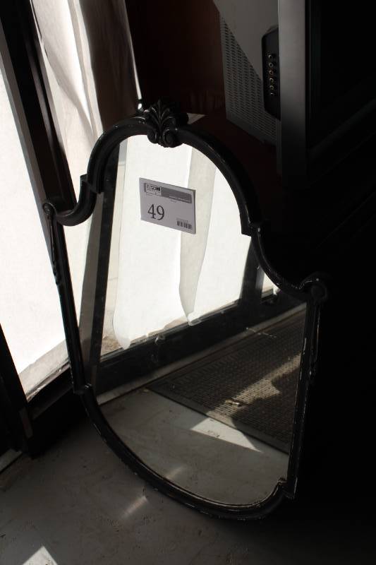 lot 49 image: Vintage Wall Mirror