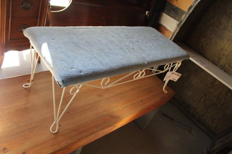 lot 13 image: Metal Leg Bench with Cloth Padded Seat