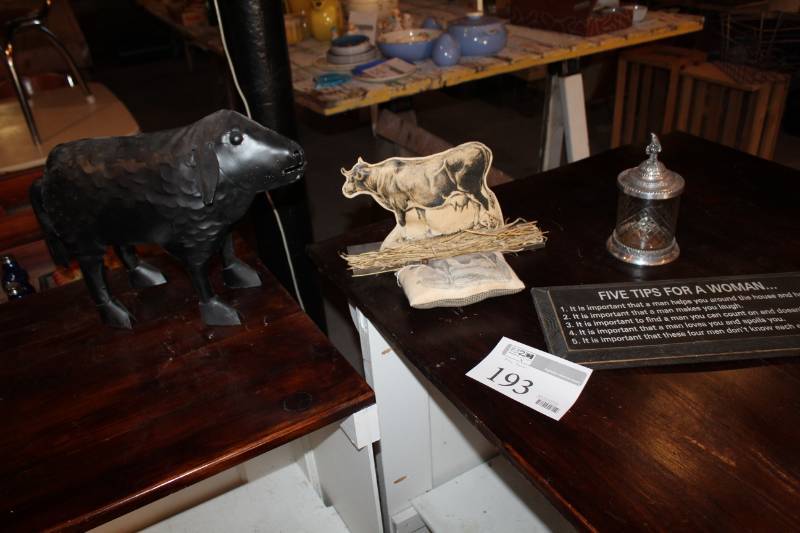 lot 193 image: Table Dcor