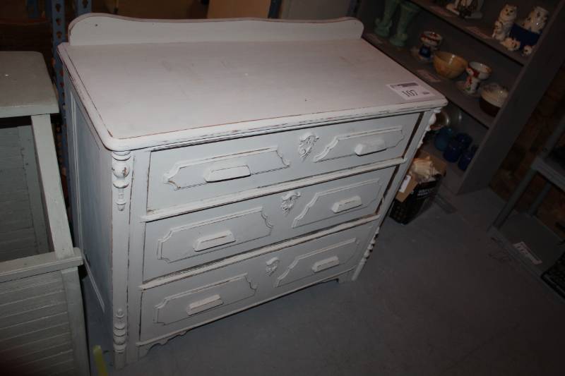 lot 107 image: Dresser with 3-Drawers