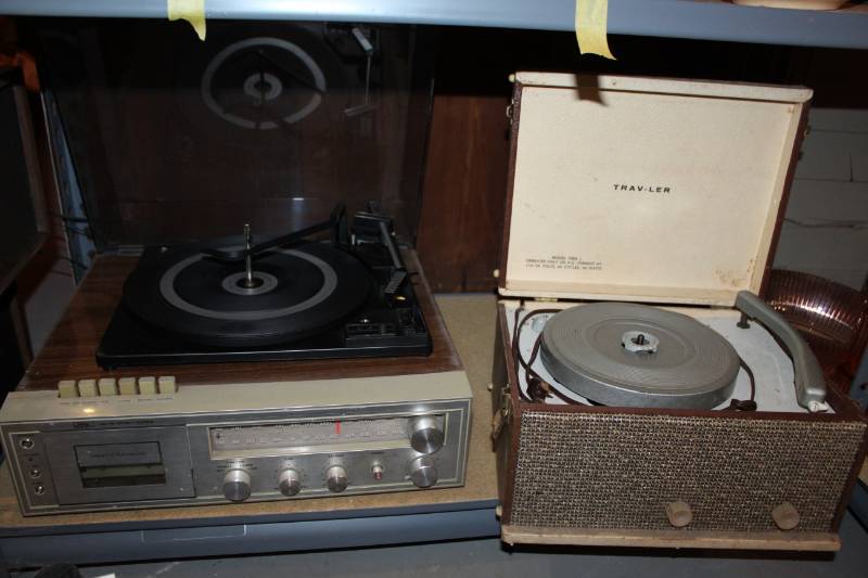 lot 162 image: Trav-ler Vintage AMFM Stereo Cassette Record Player