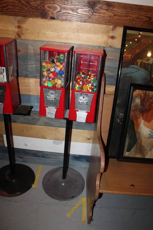lot 214 image: Eagle 2-Head Gumball Machine