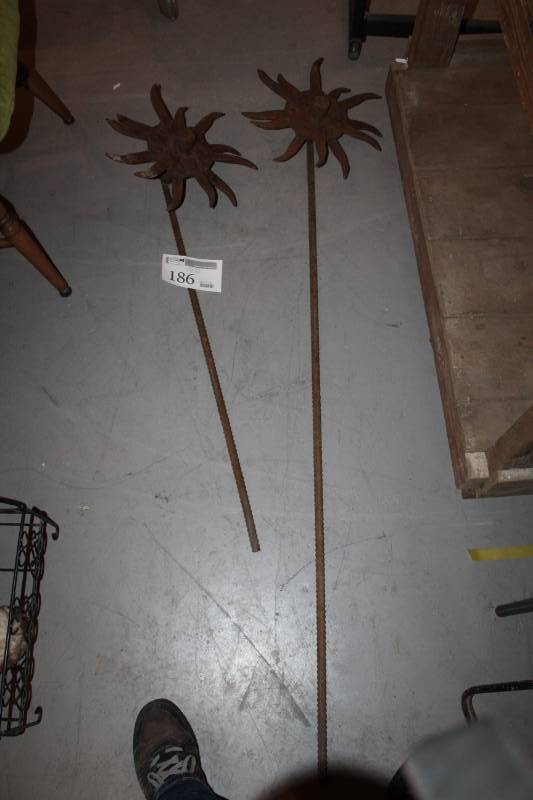 lot 186 image: Yard Dcor