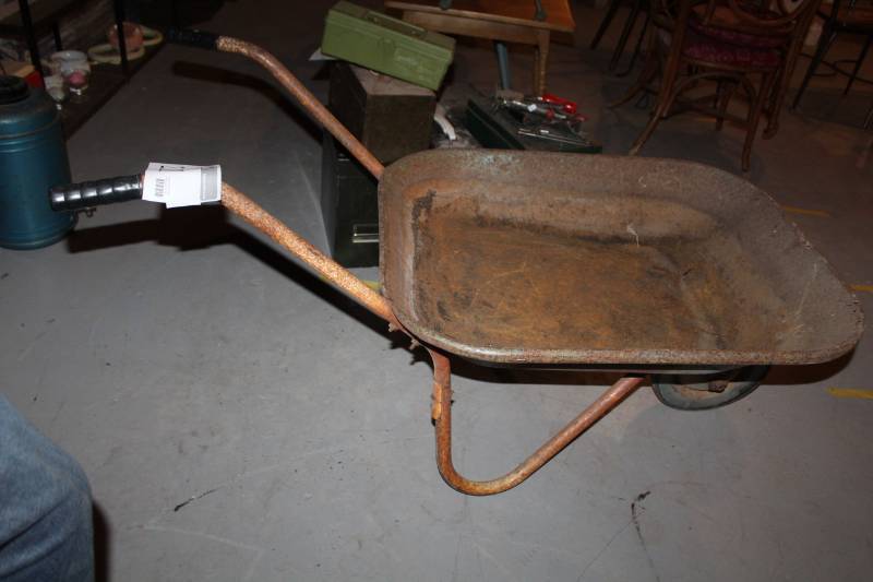 lot 211 image: Metal Wheelbarrow