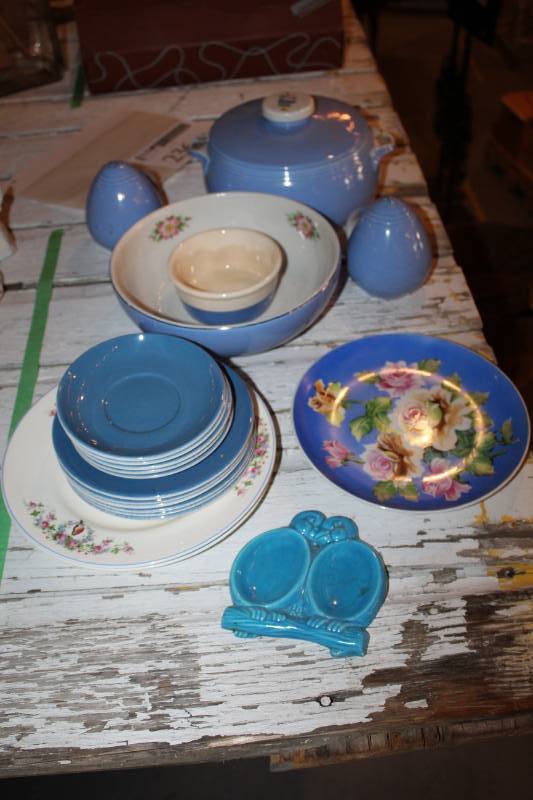lot 237 image: Plates, Bowls, Salt & Pepper Shakers