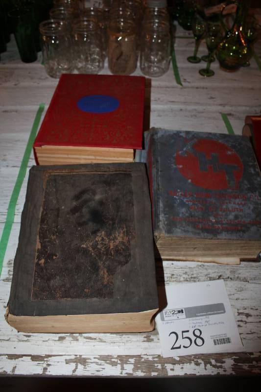 lot 258 image: Vintage Books - 1913 Dictionary, 1965 Dictionary, 1936 KHT Port of Duluth