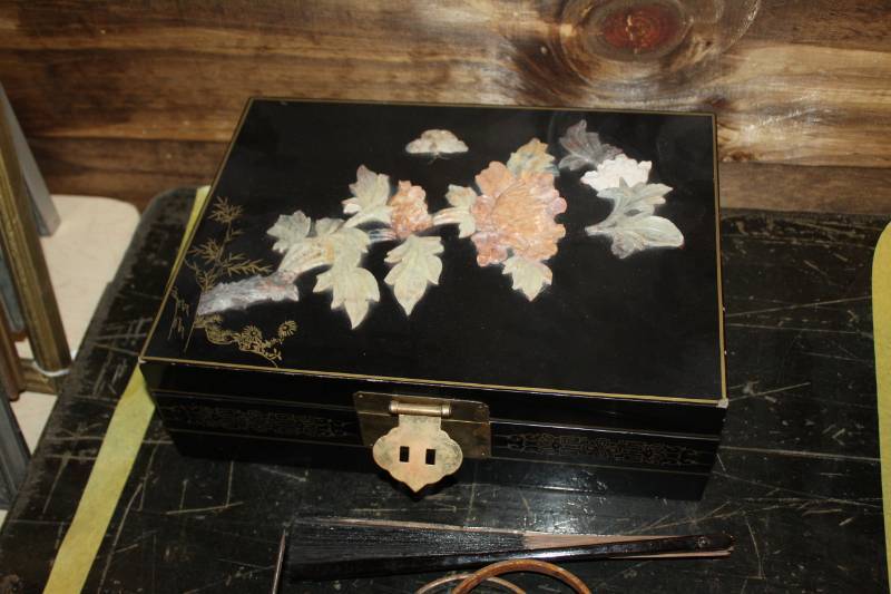 lot 317 image: Oriental Fan, Jewelry Box