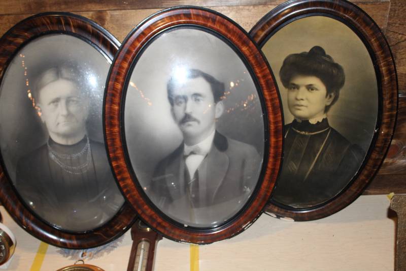 lot 313 image: Antique Oval Picture Frames