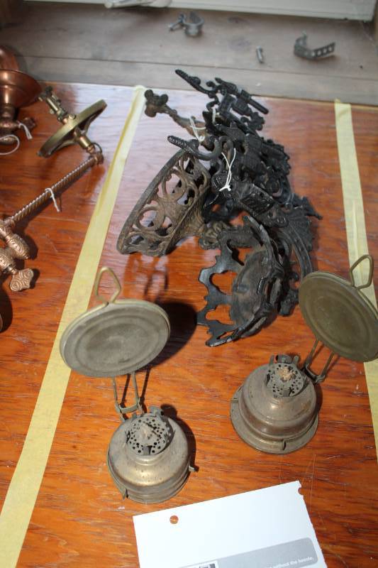 lot 305 image: Antique Victorian Oil Lamp & Cast Victorian Oil Lamp Holders with Brackets
