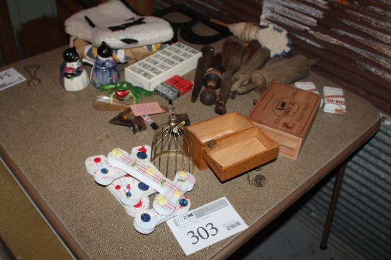 lot 303 image: Vintage Home Dcor
