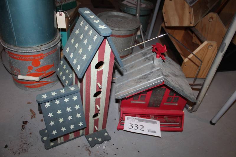 lot 332 image: U.S.A. Dcor Bird Houses
