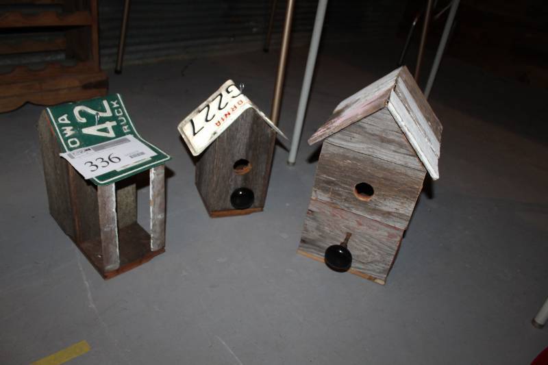 lot 336 image: Custom License Plate Roof Bird Houses