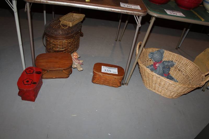 lot 335 image: Picnic Baskets, Wicker Baskets