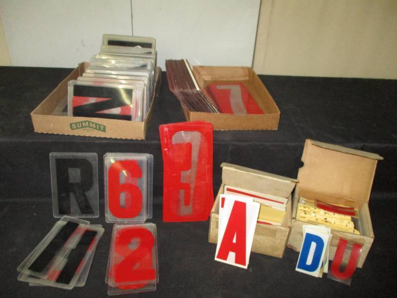 lot 33 image: Sign Letters and numbers  there are different sizes and colors too