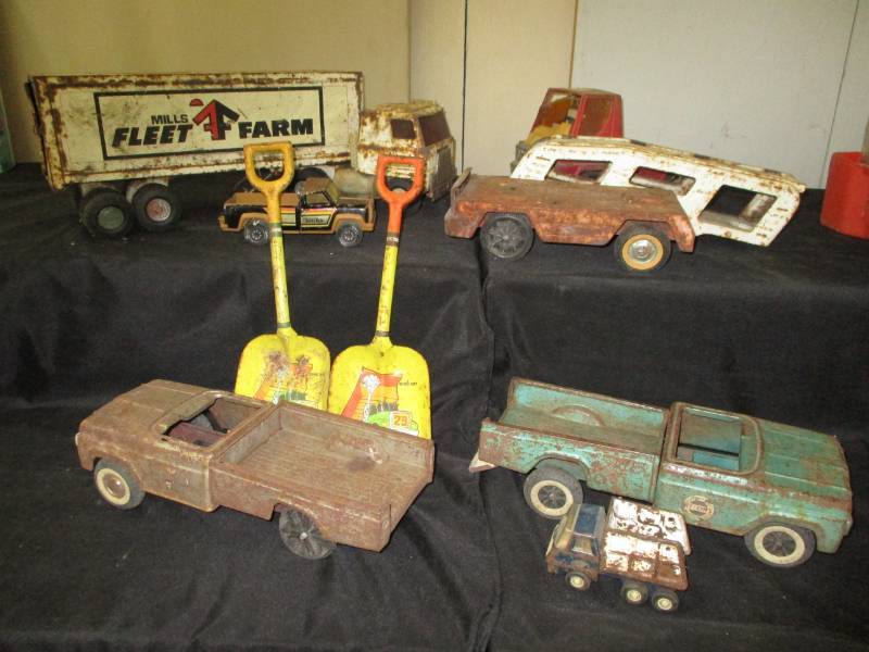 lot 37 image: Metal toys and trucks