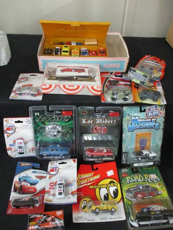 lot 39 image: Hotwheels, matchbox and all the cars