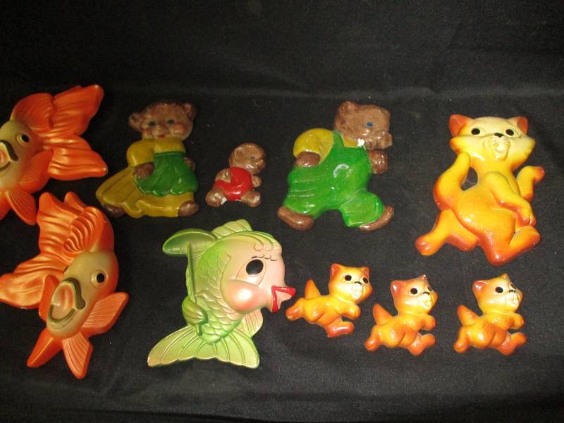 lot 44 image: Beauty case full of vintage plaster fish cats and bears