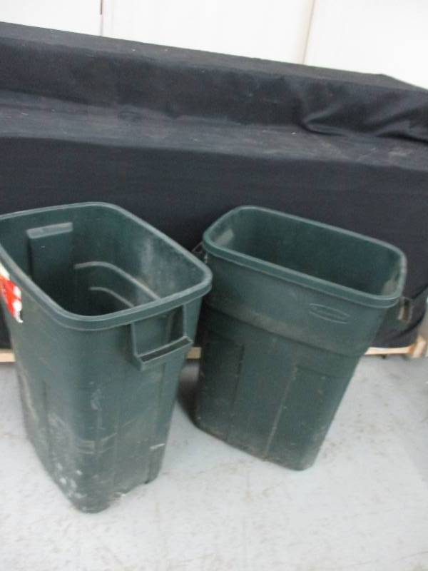 lot 100 image: (2) 30 Gal Heavy duty Rubermade Garbage Cans