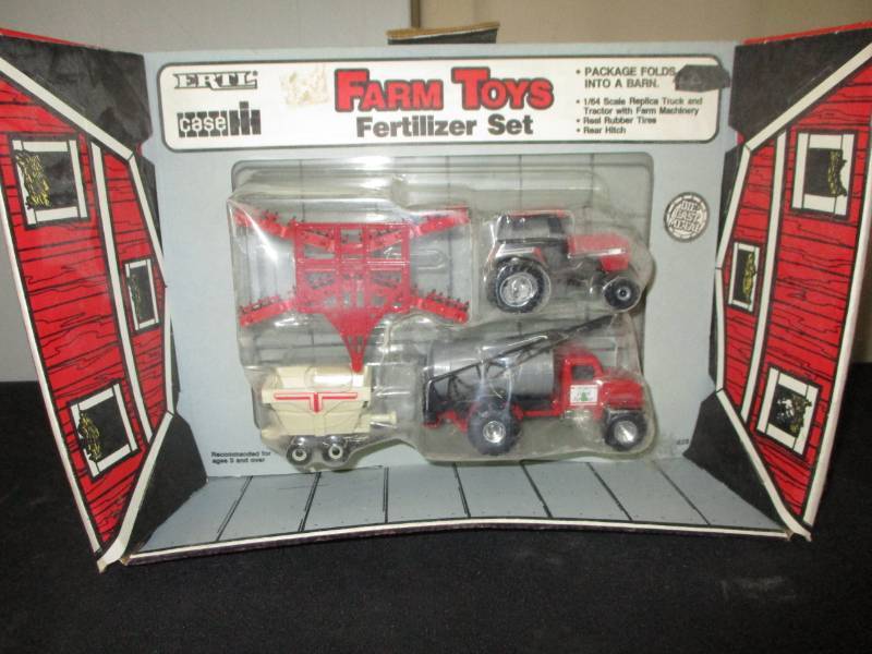 lot 7 image: ErtlCase IH Farm Toys