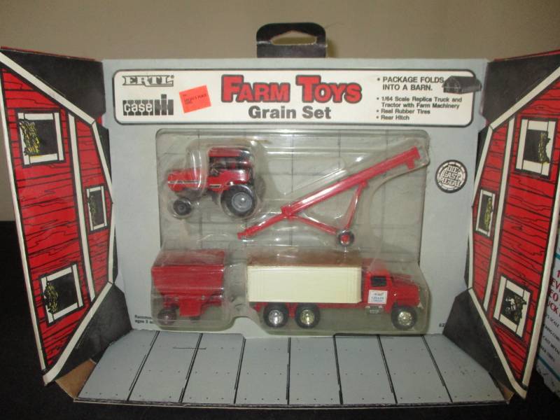 lot 8 image: ErtlCase IH Farm Toys