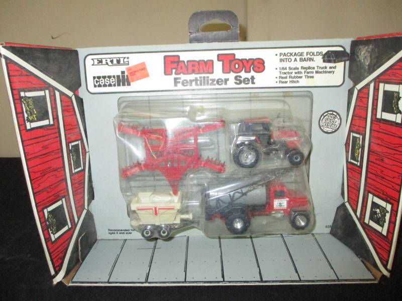 lot 10 image: ErtlCase IH Farm Toys