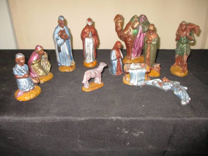 lot 116 image: Nativity Pieces