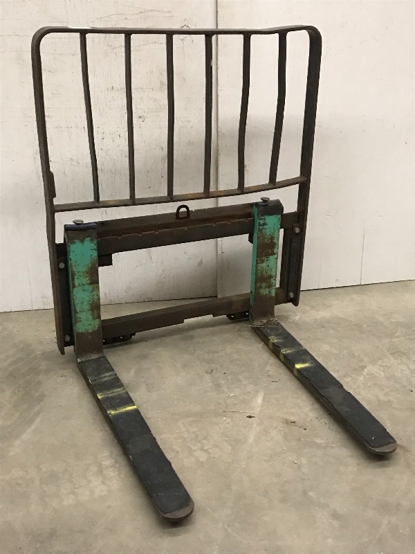 lot 9 image: Set Of Forklift Forks With Carriage