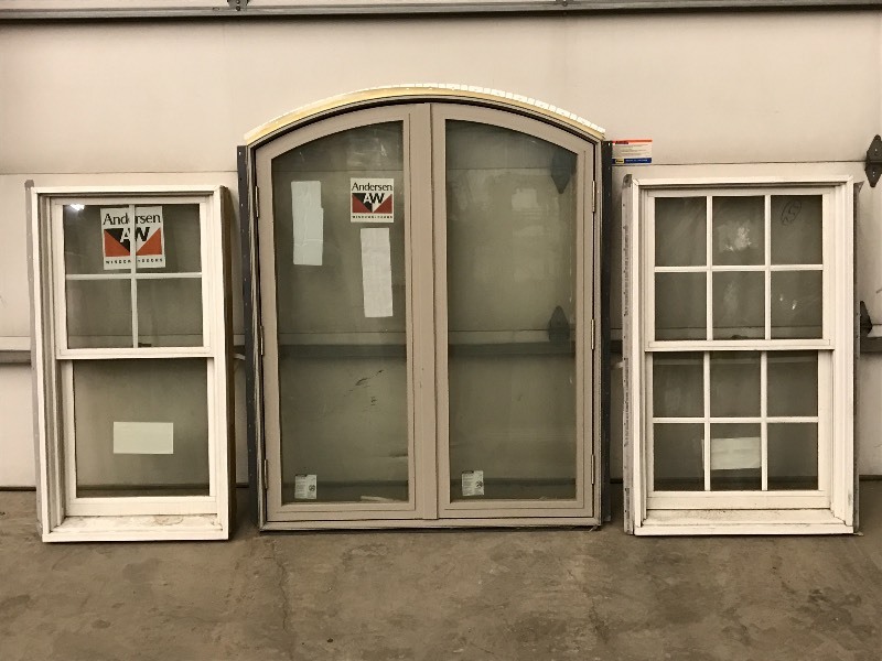 lot 10 image: Lot Of (3) Windows