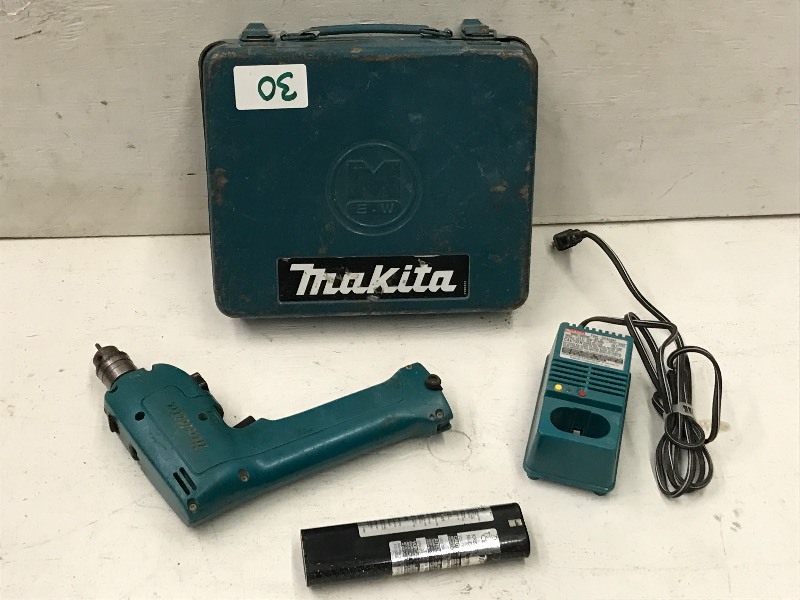 lot 30 image: Makita Cordless Drill Set