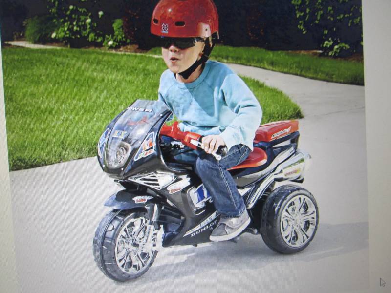 lot 22 image: Battery-Powered 3-Wheel Racer open ...