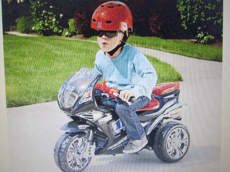 lot 25 image: Battery-Powered 3-Wheel Racer open ...