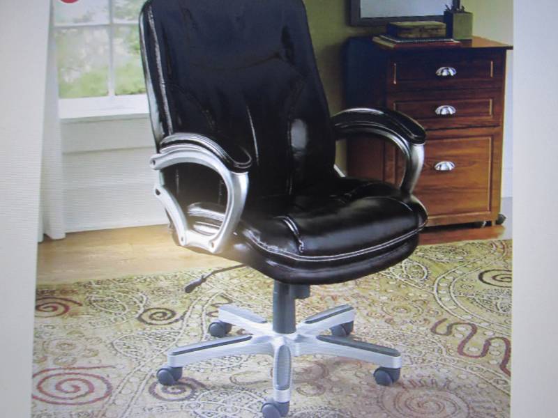 lot 86 image: Executive Pillow-Top Office Chair b...