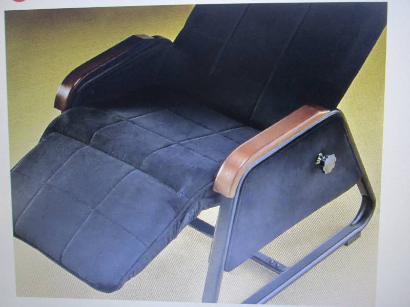 lot 102 image: Zero Gravity Chair with Massagehea...