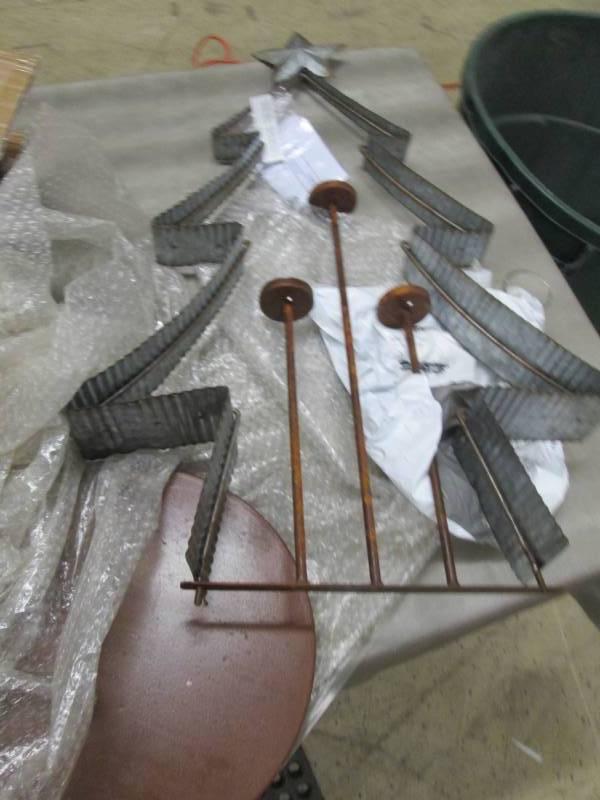 lot 103 image: Metal Christmas Tree Candleholder o...