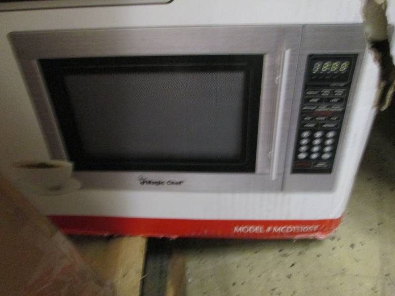 lot 113 image: Magic Chef 1.3 cu ft 1000 watt Micr...