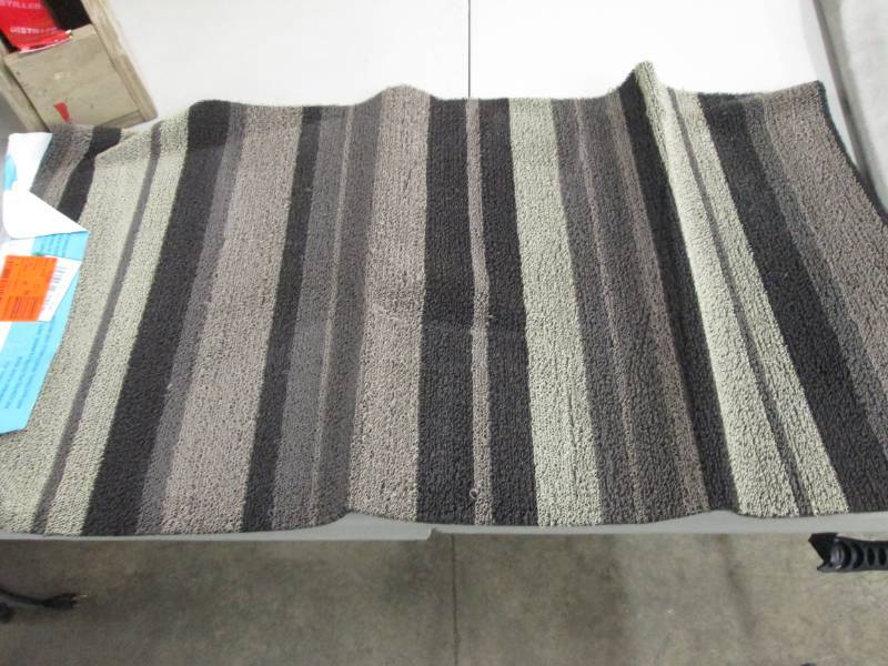 lot 178 image: Martha Stewart Living Floor Mat 20x...