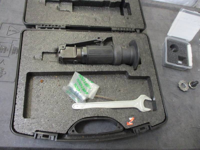 lot 1 image: Pneumatic Bevel tool