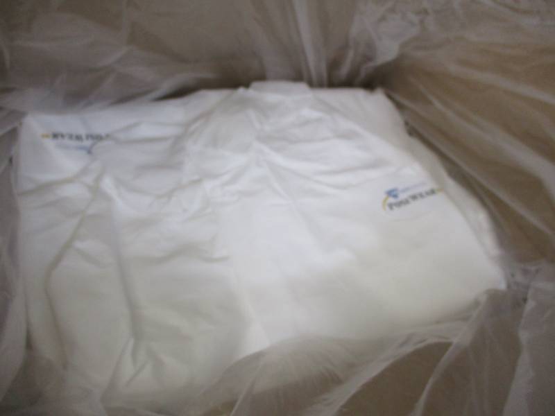 lot 9 image: Labcoats-case of 30