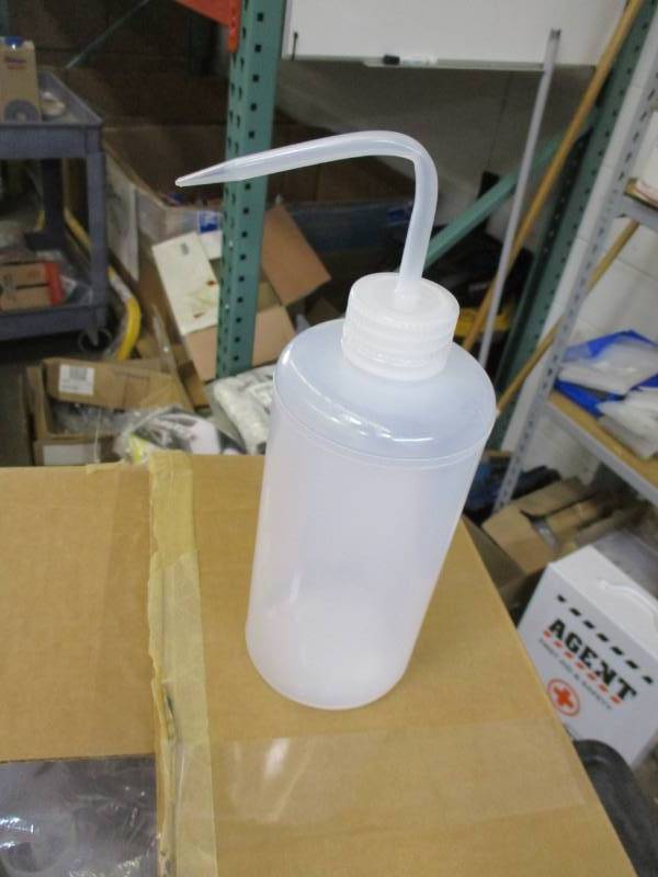 lot 16 image: 32oz wash bottles