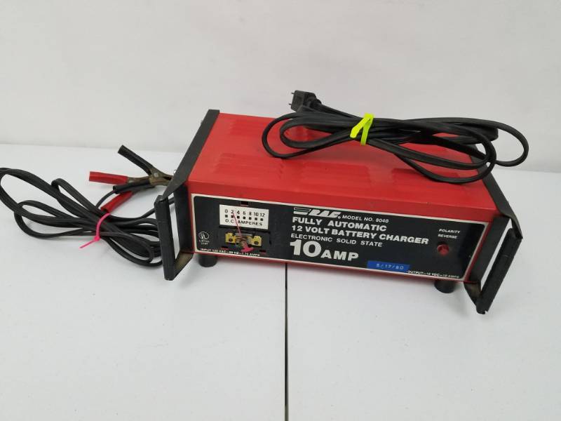 lot 20 image: Automatic 12 volt Battery Charger