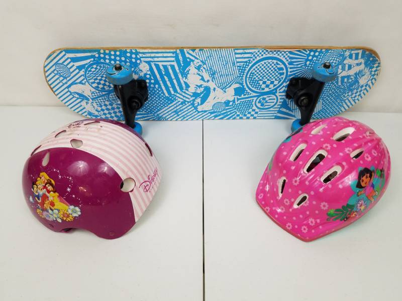 lot 22 image: Skateboard and 2 kids helmets