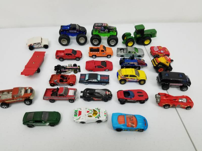 lot 30 image: Mix lot of used Hot wheels and Matchbox cars