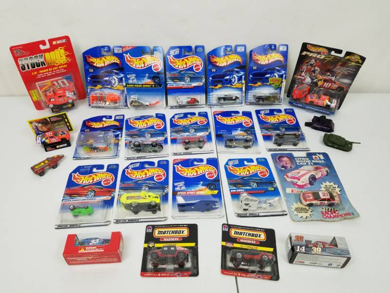 lot 31 image: 24 Hot Wheels Matchbox and Racing Champions toys