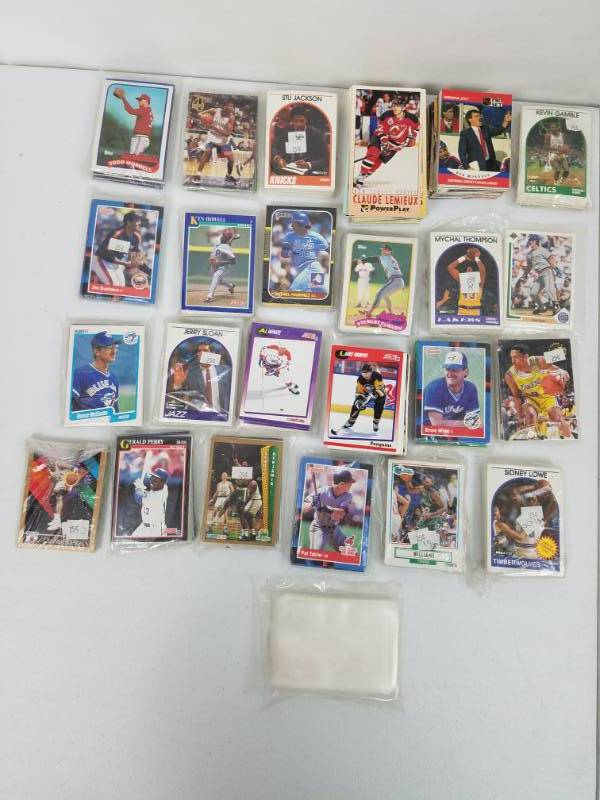 lot 68 image: Mix lot of Baseball Hockey and Basketball cards