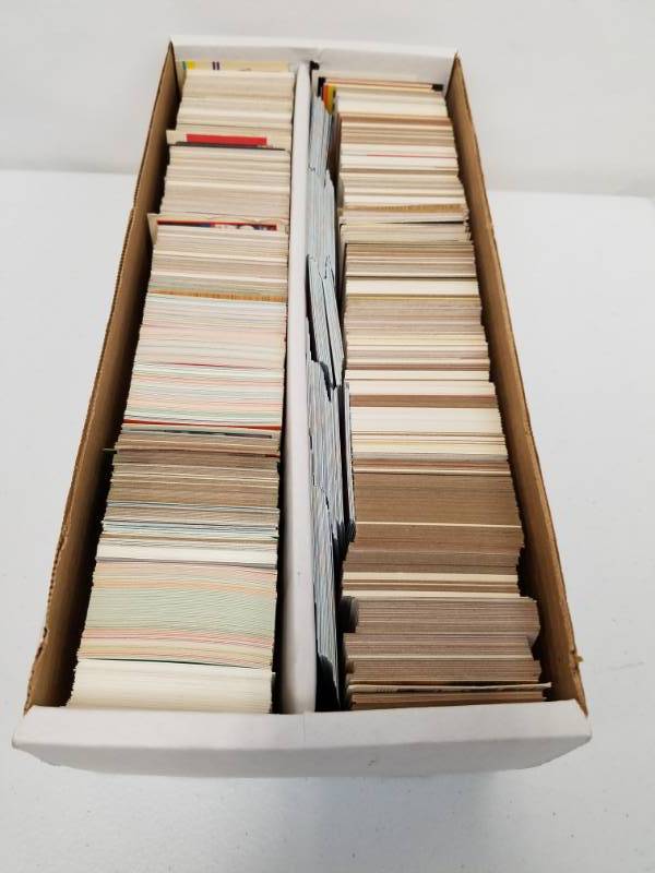 lot 78 image: Two row 14 inch long box of baseball cards